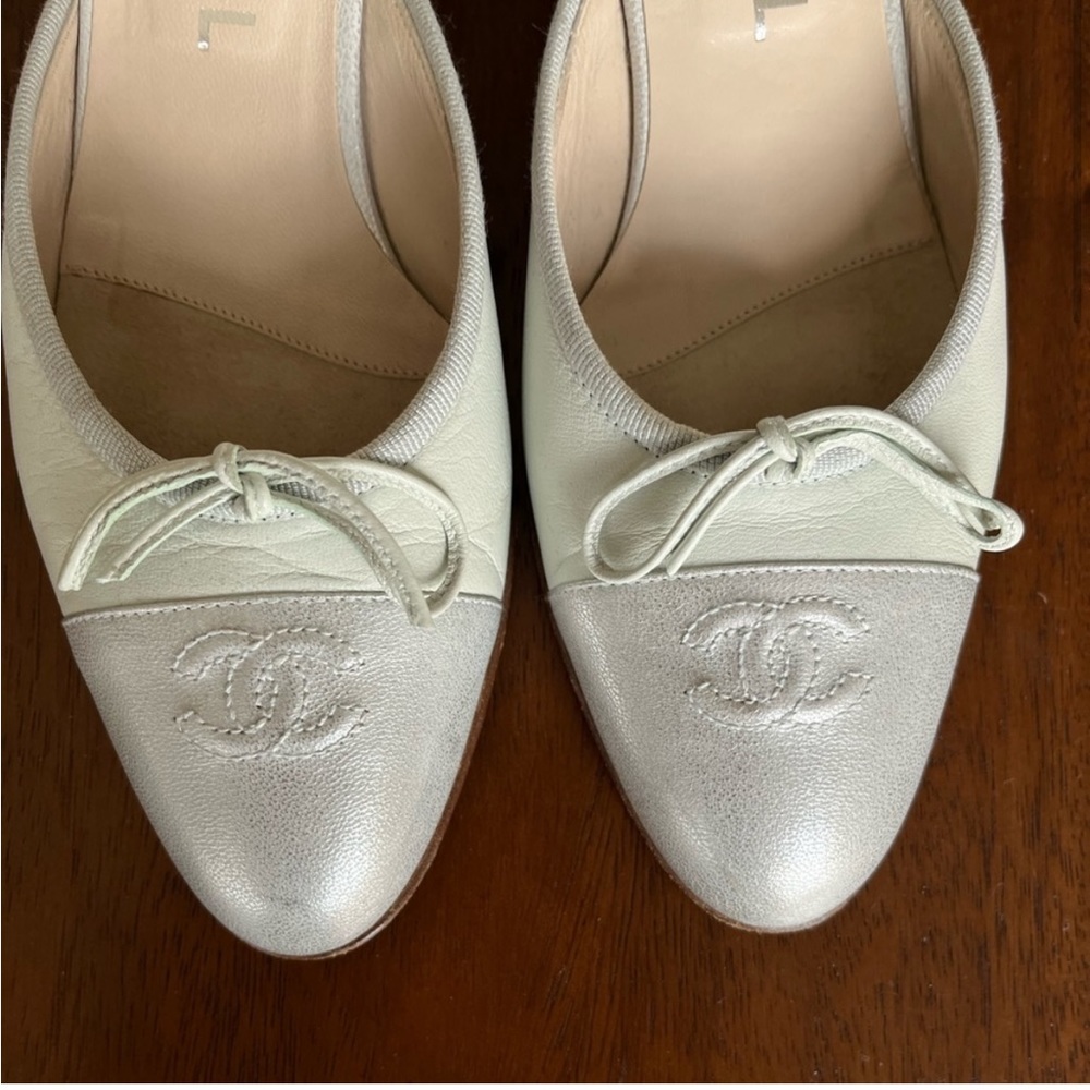 Pale blue lambskin Chanel ballet mule heel silver toe cap - Picture 2 of 12